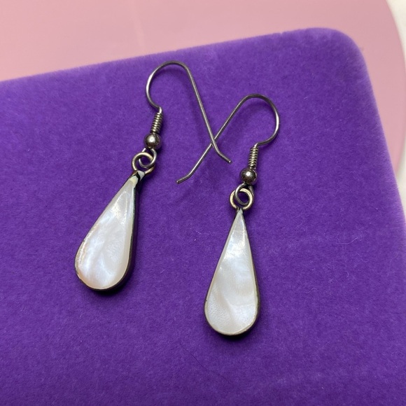 💛 Vintage Alpaca Teardrop Earrings with Mother of Pearl & Abalone Shell Accents - Picture 1 of 4